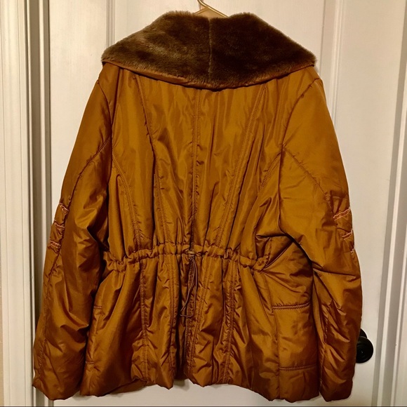 Nice & comfortable golden Puffer coat with faux fur collar, 2 pockets, size 1X - Picture 7 of 12